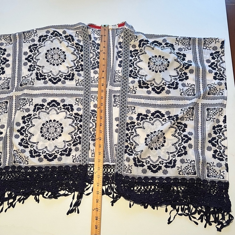 EUC Jolt Women's Sleeveless Front Poncho Top Fringe Black And White Size Small - Picture 2 of 5